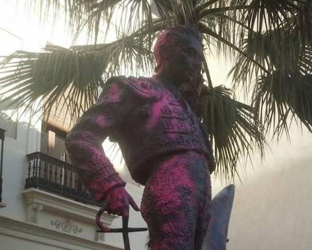 Admiten la querella contra el autor de la pintada en la estatua de Enrique Ponce