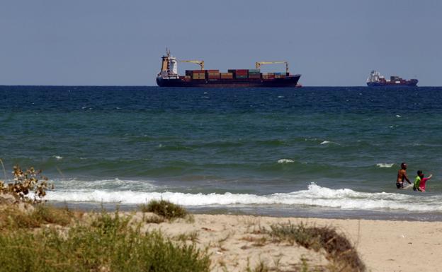 Cargueros a la espera de entrar al Puerto de Valencia en la zona de fondeo. 