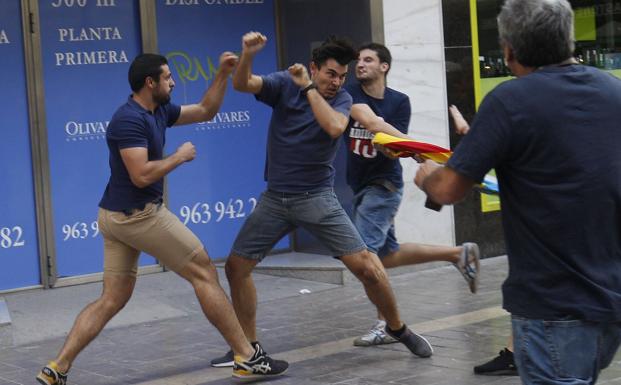 Agresiones ultras durante la marcha del pasado lunes. 