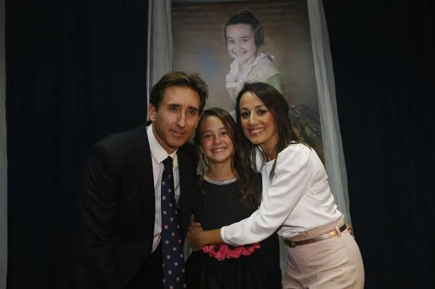 Familia. Daniela, junto a sus padres, Juan Carlos y Eva, ayer, en el casal. 