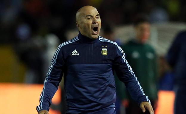 Jorge Sampaoli celebra uno de los tres goles de Messi. 