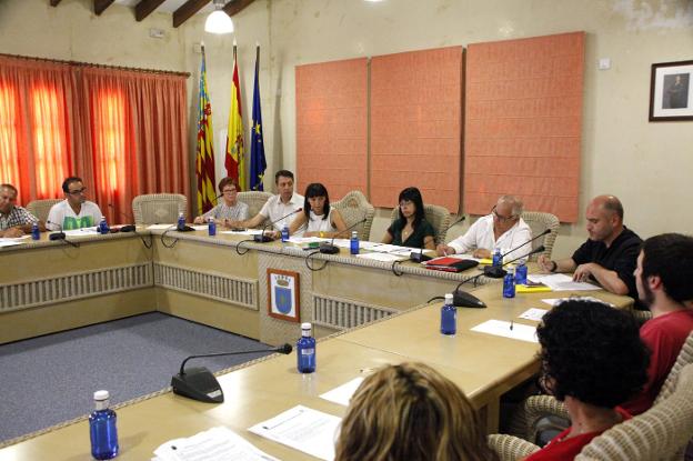 La corporación municipal de Gata de Gorgos durante una sesión plenaria. 
