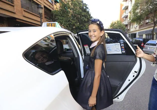 Daniela sube al taxi para reunirse con Rocío. 