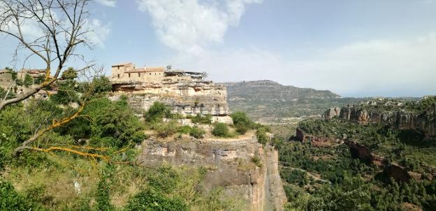 Panorámica del extremo este de Siurana, con el refugio de Ciriac Bonet frente a parte de los 'muros' frecuentados por los aficionados a la escalada.