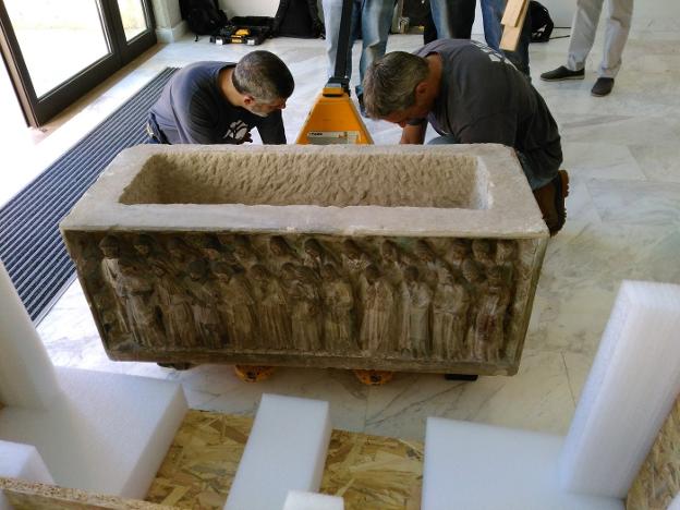 Los técnicos de Patrimonio Cultural se llevan a Madrid cuatro esculturas góticas del museo de Bellas Artes de Valencia. 