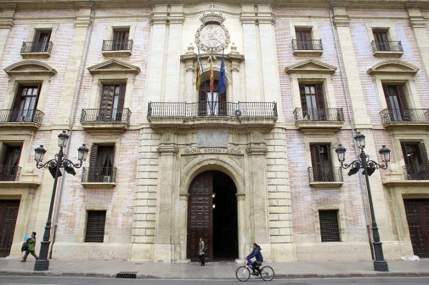El TSJ archiva la causa contra el juez de Alicante que rechazó escritos en catalán