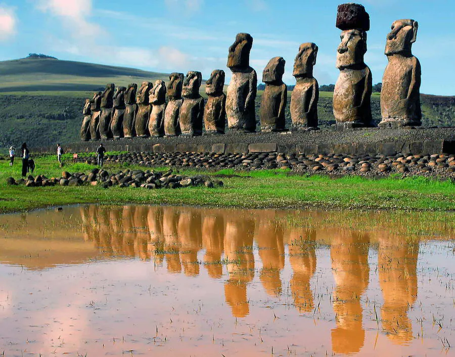 Vista de Moais del Ahu Tongariki, en la Isla de Pascua. Pascua, ubicada en medio del océano Pacífico, a más de 3.700 kilómetros de la costa chilena es uno de los principales destinos turísticos del país debido a su belleza natural y su cultura ancestral de la etnia Rapa Nui, cuyos principales vestigios corresponden a las enormes estatuas de piedra conocidas como Moais.