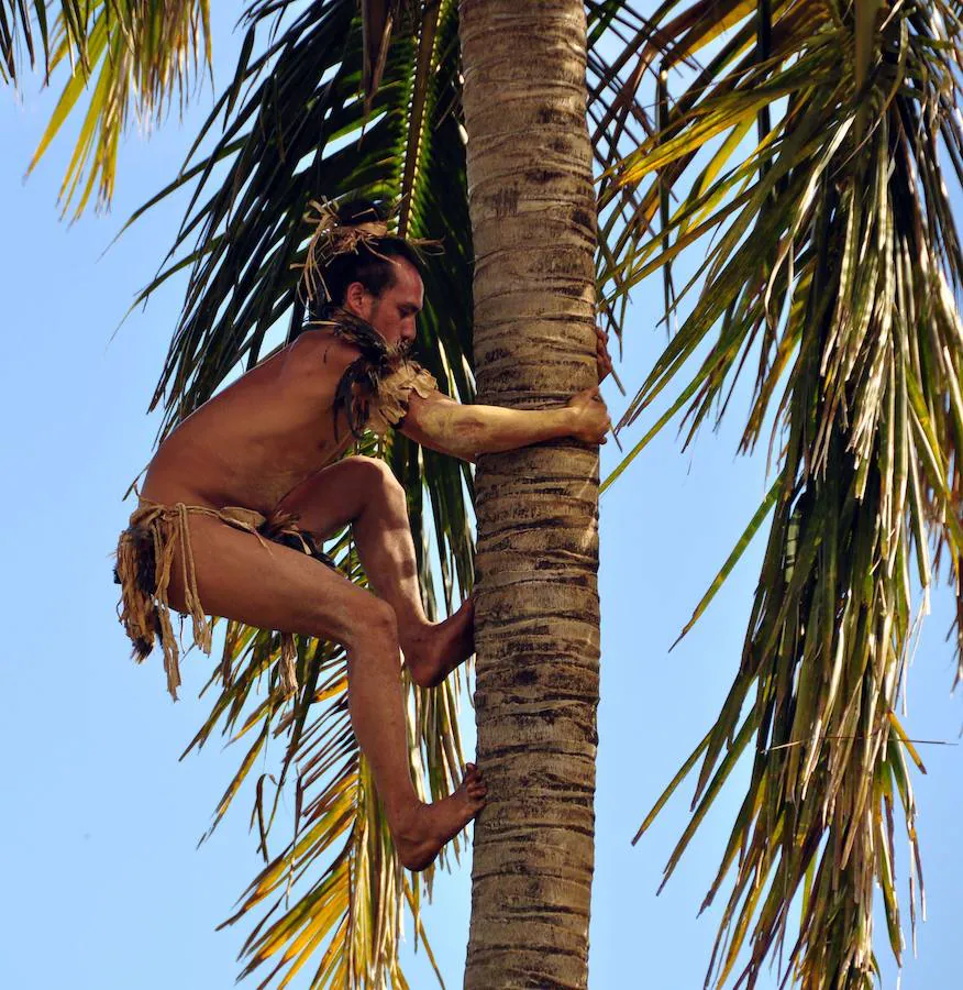 Un rapanui, habitante de la Isla de Pascua. Rapanui es el nombre de una etnia habitante de Isla de Pascua. La denominación «pascuense» se hizo posteriormente extensiva para denominar al pueblo aborigen, a su idioma y a la isla que habitan.