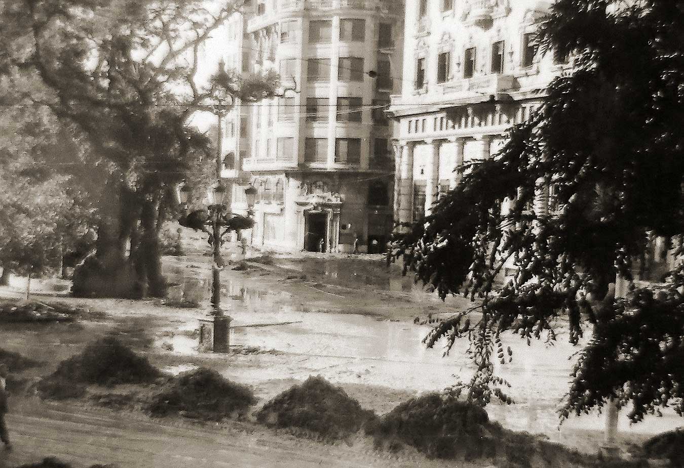 Fotos de la actuación militar en Valencia tras la riada de 1957