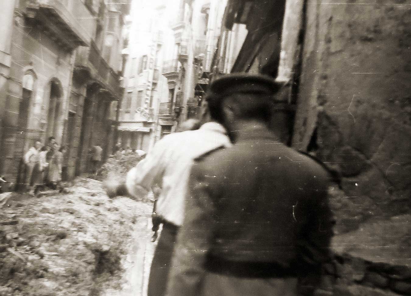 Fotos de la actuación militar en Valencia tras la riada de 1957