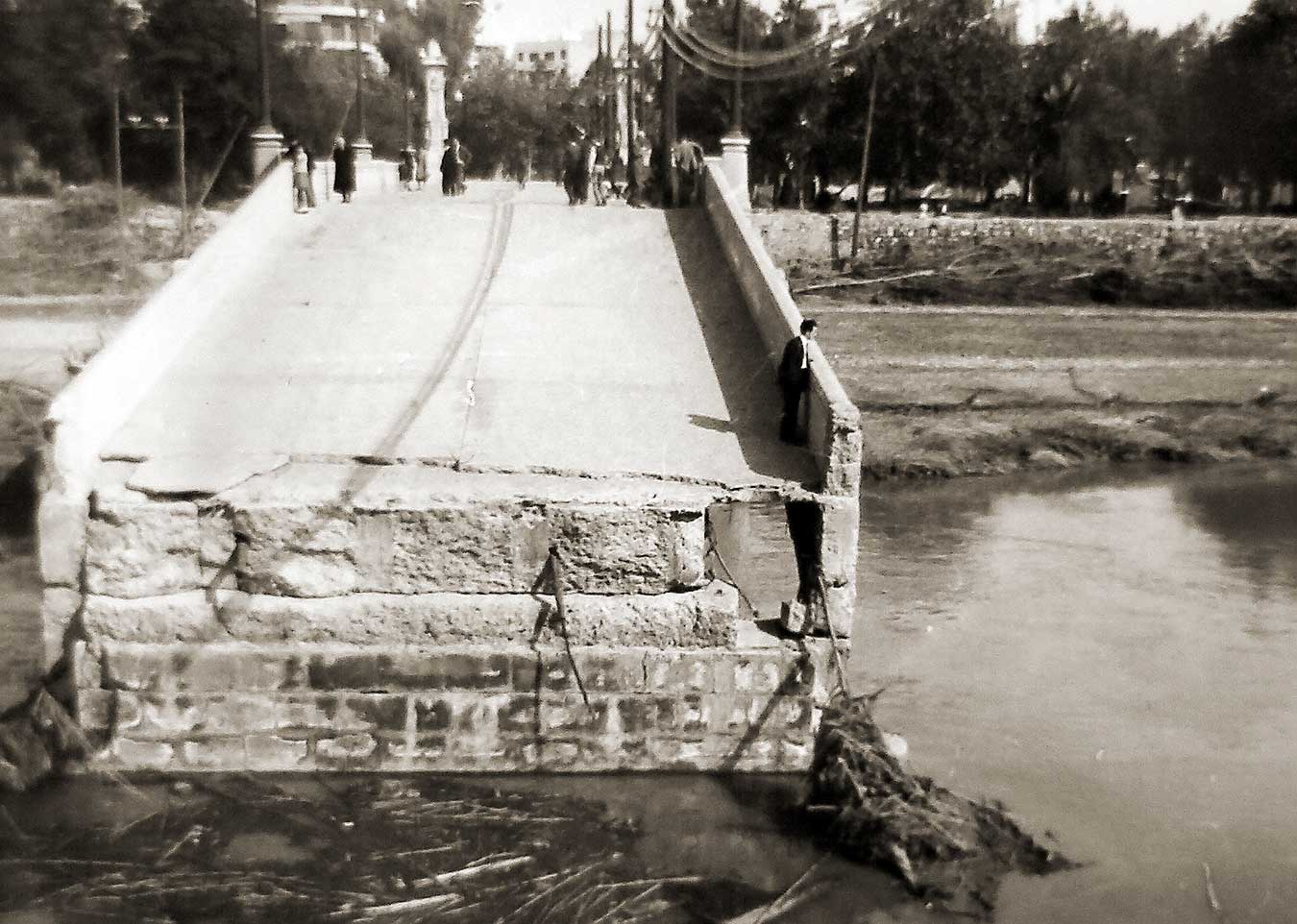 Fotos de la actuación militar en Valencia tras la riada de 1957