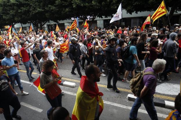 Asistentes a la marcha catalanista del 9 d'Octubre. 