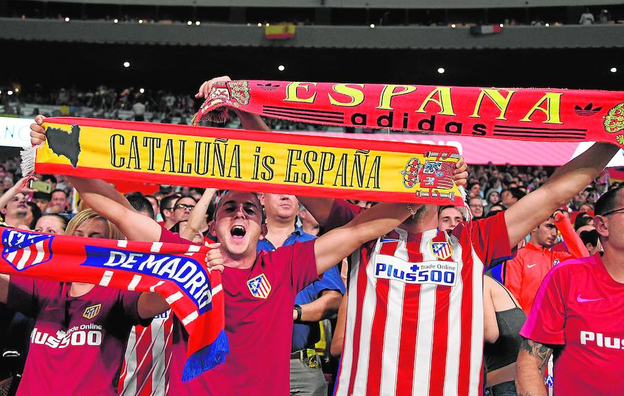 Una multitud de aficionados del Atlético de Madrid lució los colores nacionales en el partido ante el Barcelona.