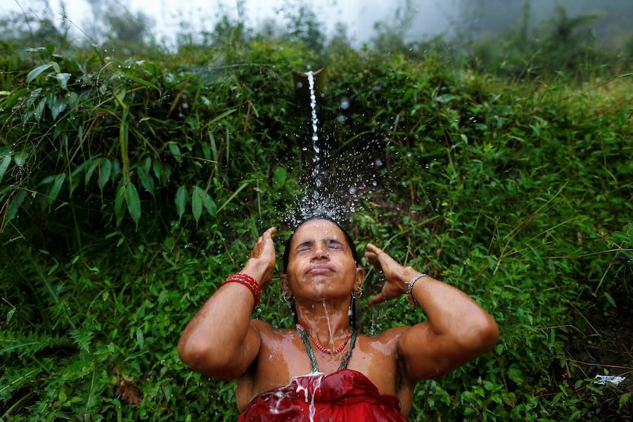 Pabitra Devi Jaisi, de 29 años, toma una ducha a la intemperie en el distrito de Acham. Pabitra abandona su casa durante su menstruación desde que cumplió los 15 años. A veces, los hombres del pueblo, llegan al establo borrachos y se ve forzada a abandonarlo y esperar bajo la lluvia a que abandonen el lugar. Mientras, debe permanecer alerta a las serpientes que habitan el lugar. 