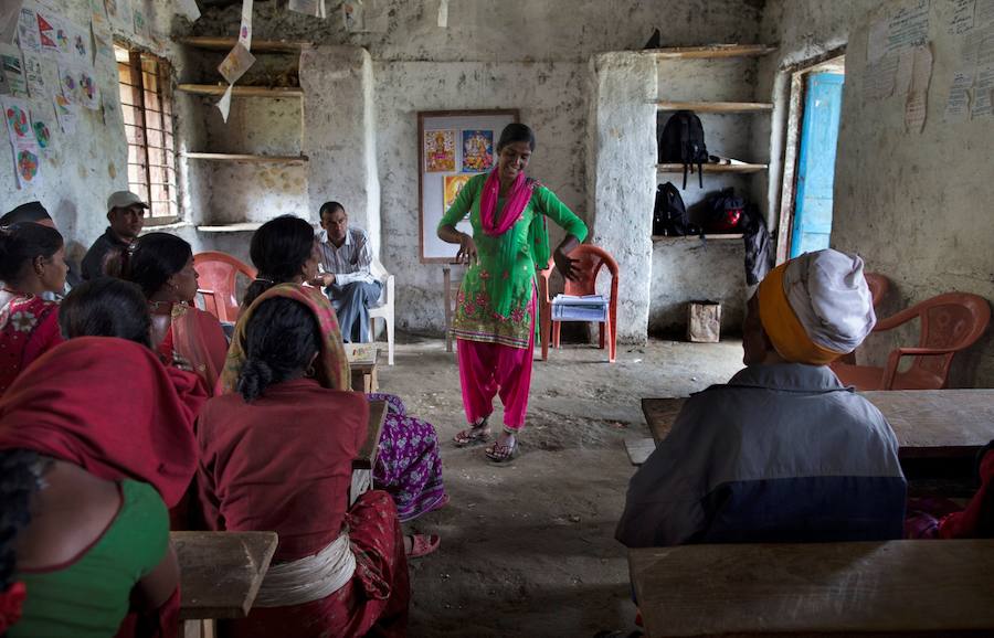 Narayani Upadhya, trabajadora social de la ONG Rudec, explica a un grupo de mujeres cómo ella permanece en su casa durante su menstruación durante una campaña para acabar con la tradición del Chaupadi. 