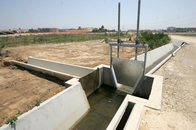 Nuevas acequias de riego en la Huerta de Valencia, con portillas de hierro para regular el paso del caudal. 