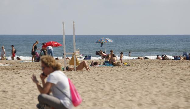 Numerosas personas disfrutaron ayer de una jornada de playa en Valencia, en pleno mes de octubre. 