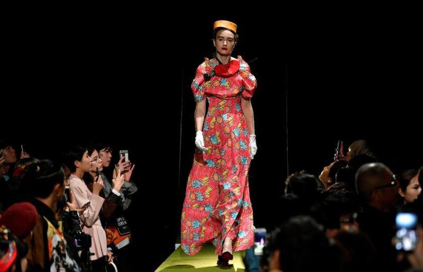 Modelos lucen creaciones de la colección Primavera/verano 2018 de los diseñadores japoneses Ryota Murakami y Chiaki Murakami 