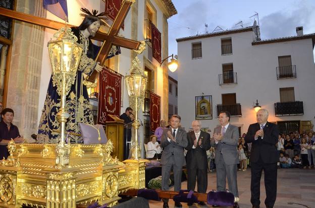 El alcalde José Chulvi junto a los exmunícipes, Enrique Bas, Juan Moragues y Jaime Sapena. 