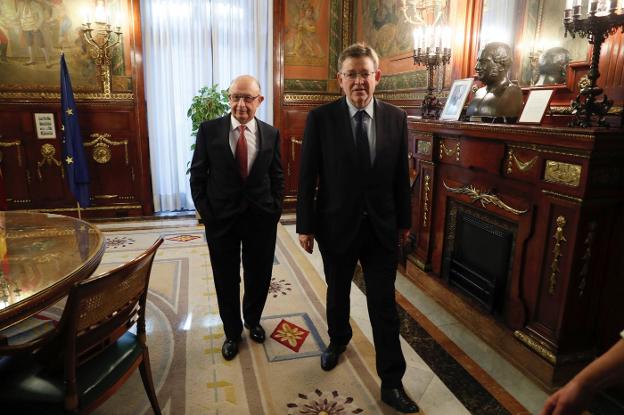 Ximo Puig, ayer con el ministro Cristóbal Montoro. 