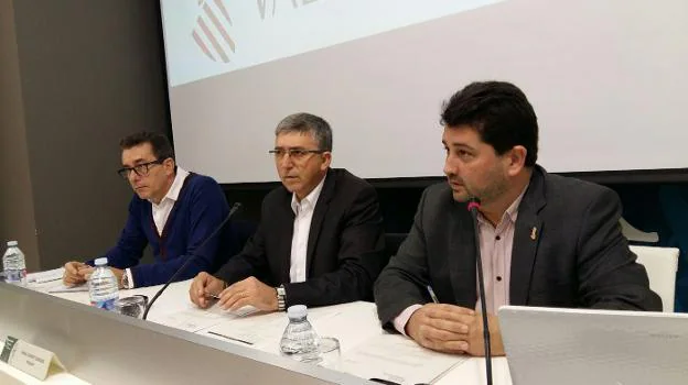 El conseller Rafael Climent, en el centro, acompañado por el director general de Comercio, Natxo Costa, a la derecha. 