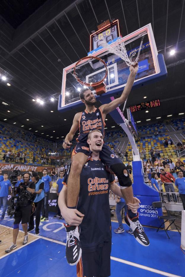 Diot celebra el título de la Supercopa con Hlinason. 