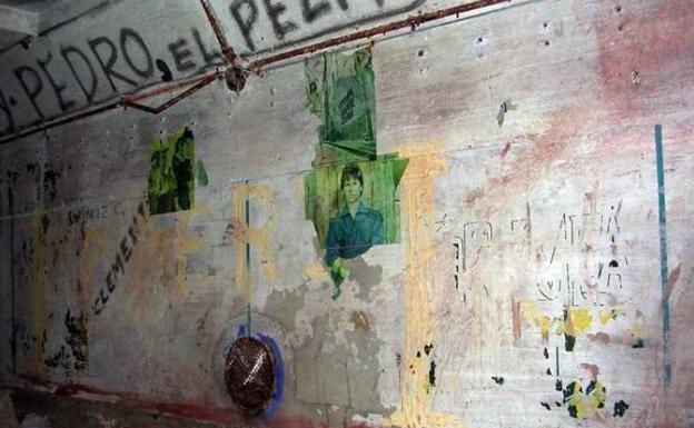 El interior del refugio, lleno de pintadas.