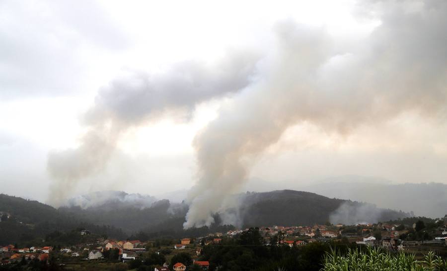 Fotos de la destrucción y la devastación provocada por los incendios forestales incontrolados en Galicia. 