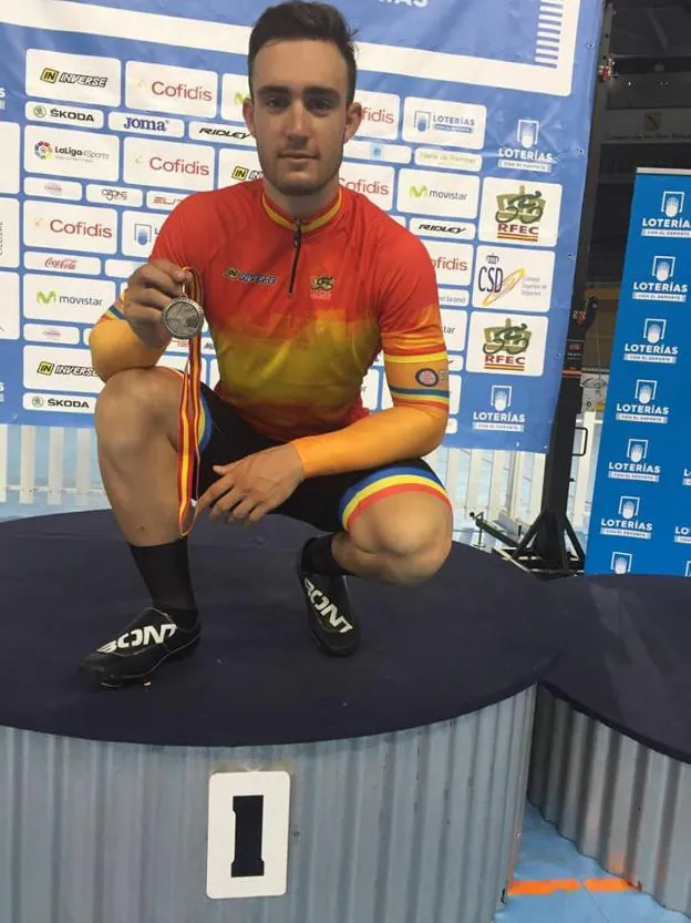 Alejandro Martínez muestra una de las medallas que consiguió en Mallorca. 