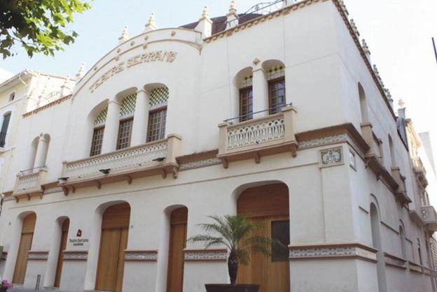 Fachada principal del Teatro Serrano de Gandia. 