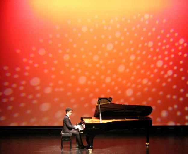 El joven pianista Carlos Santo Martínez en un momento del recital en el Auditori de Teulada. 