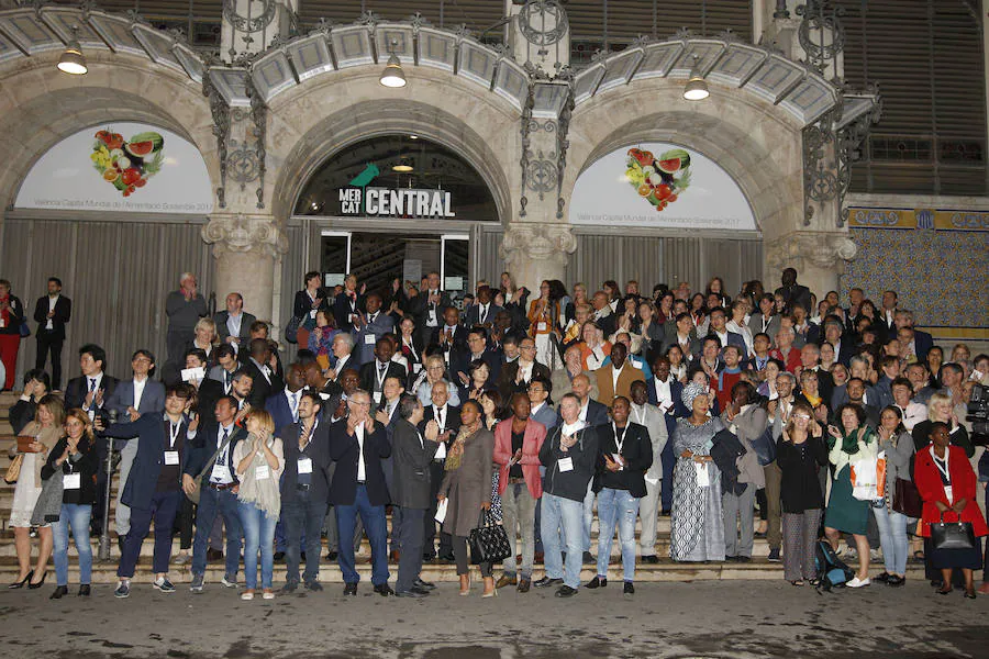 Fotos de la cena en el Mercado Central de los participantes en la cumbre de alcaldes del Pacto de Política Alimentaria Urbana