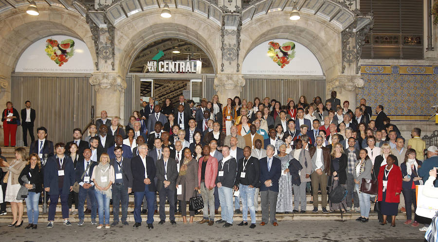Fotos de la cena en el Mercado Central de los participantes en la cumbre de alcaldes del Pacto de Política Alimentaria Urbana