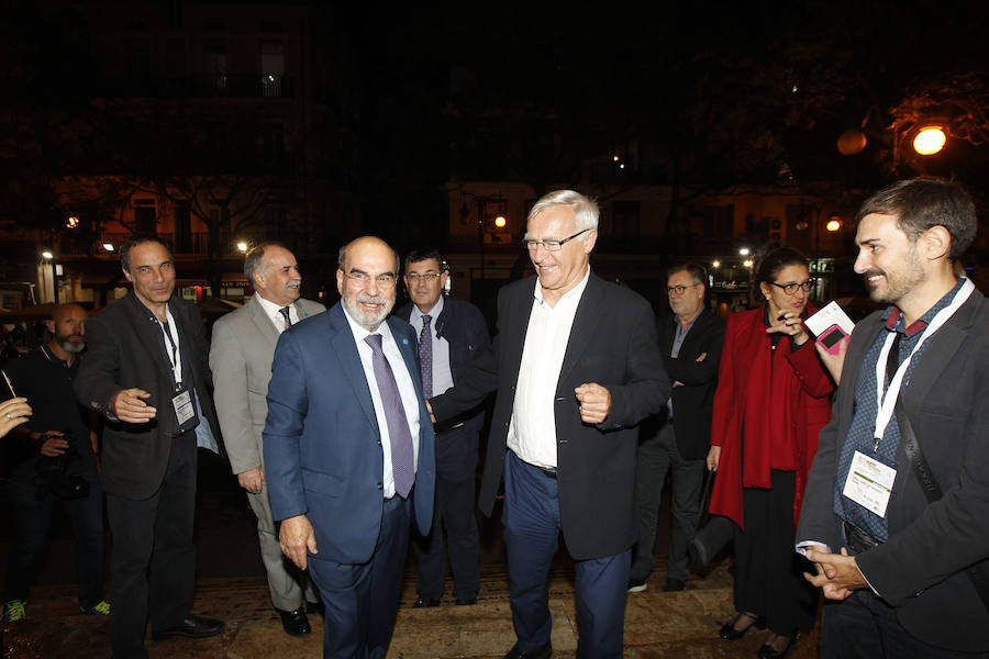 Fotos de la cena en el Mercado Central de los participantes en la cumbre de alcaldes del Pacto de Política Alimentaria Urbana