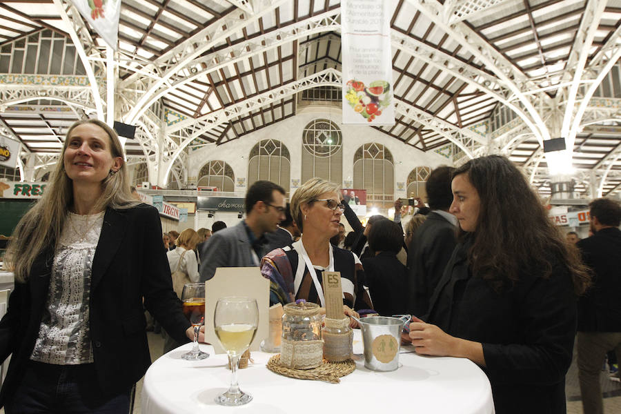 Fotos de la cena en el Mercado Central de los participantes en la cumbre de alcaldes del Pacto de Política Alimentaria Urbana