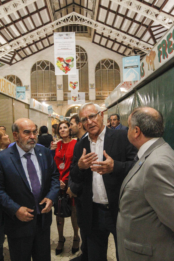 Fotos de la cena en el Mercado Central de los participantes en la cumbre de alcaldes del Pacto de Política Alimentaria Urbana