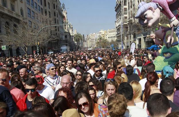 Público observando la falla Telefónica. 