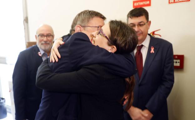 La vicepresidenta del Consell, Mónica Oltra, es abarazada por el president de la Generalitat, Ximo Puig, tras comparecer ante los medios de comunicación para explicar el escrache que sufrió anoche a la puerta de su casa.