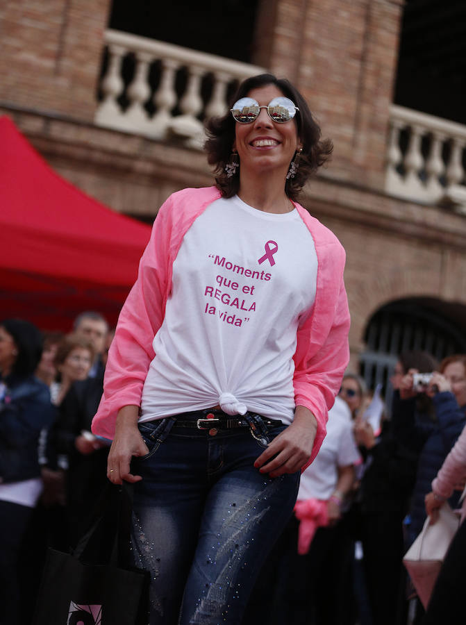 Fotos del desfile &quot;Ponte Guapa&quot; de Valencia con motivo del Día Internacional contra el cáncer de mama