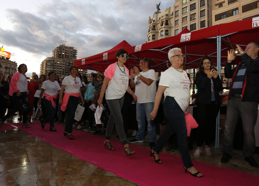 Fotos del desfile &quot;Ponte Guapa&quot; de Valencia con motivo del Día Internacional contra el cáncer de mama