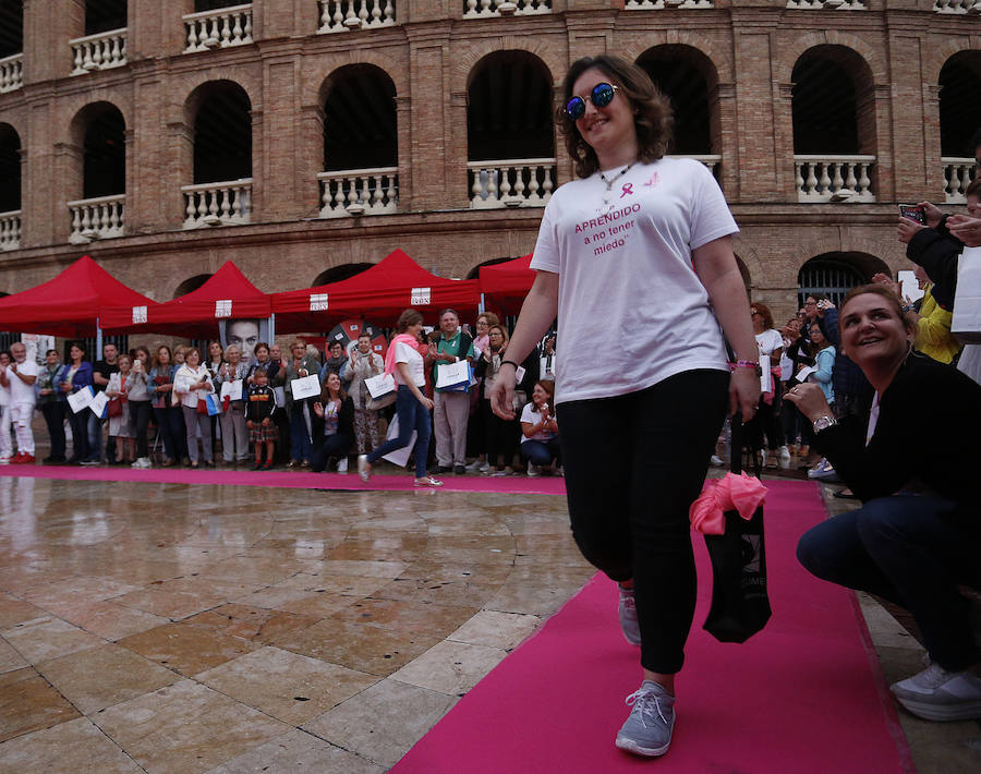 Fotos del desfile &quot;Ponte Guapa&quot; de Valencia con motivo del Día Internacional contra el cáncer de mama