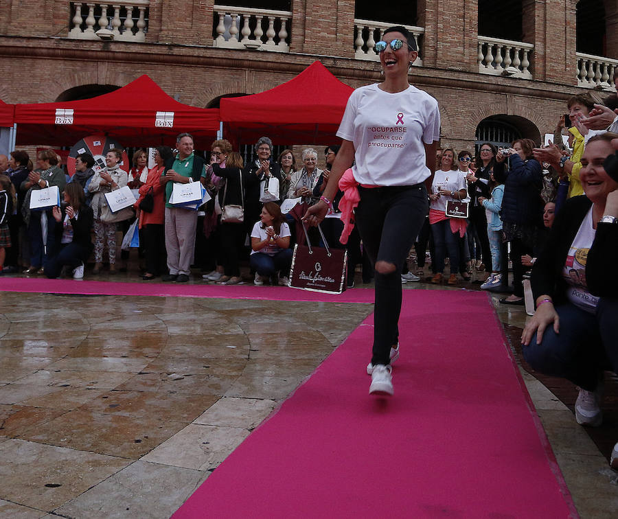 Fotos del desfile &quot;Ponte Guapa&quot; de Valencia con motivo del Día Internacional contra el cáncer de mama