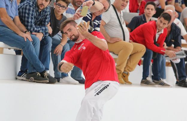 Soro III juega una pelota junto a la escala. 