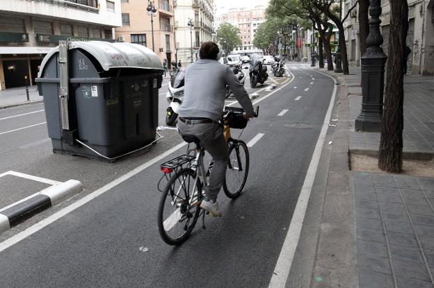 Un ciclista recorre el anillo ciclista a su paso por Guillem de Castro. 