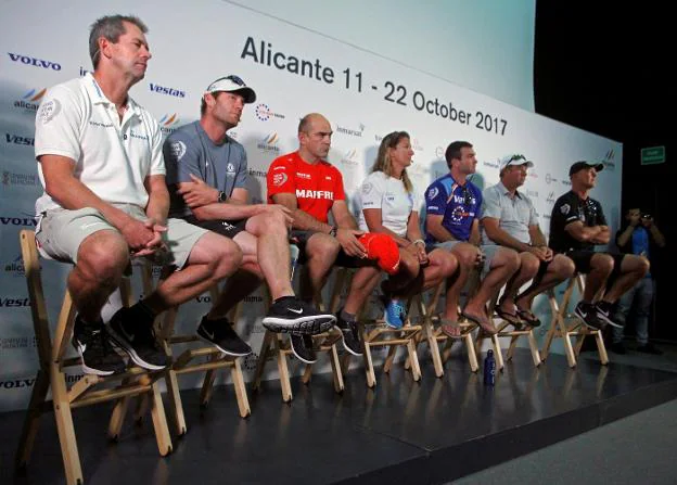 Los patrones de los siete equipos que partirán mañana desde el puerto de Alicante. 