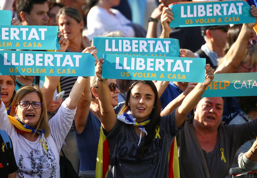 Miles de personas, con el Govern al frente, se manifiestan contra la aplicación del 155 y piden la liberación de los 'Jordis'.