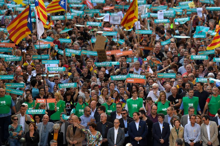 Miles de personas, con el Govern al frente, se manifiestan contra la aplicación del 155 y piden la liberación de los 'Jordis'.