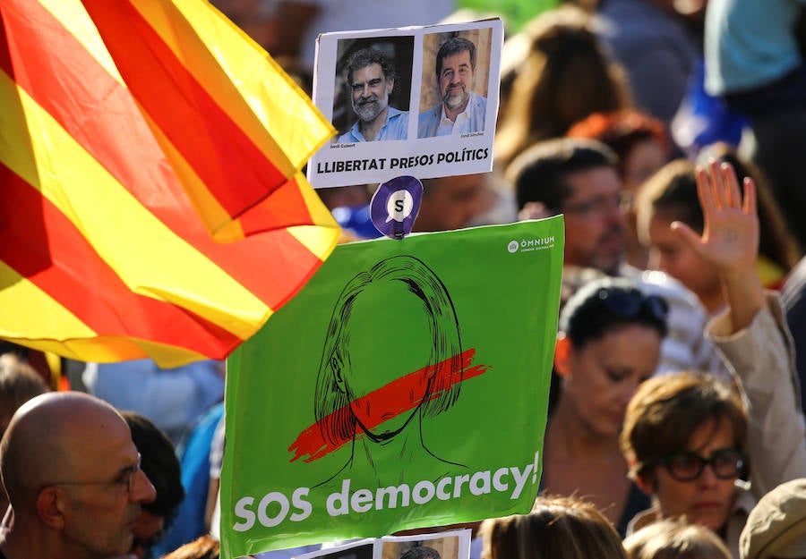 Miles de personas, con el Govern al frente, se manifiestan contra la aplicación del 155 y piden la liberación de los 'Jordis'.