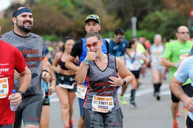 Imagen. Participante del Medio Maratón Valencia saludando a la cámara.