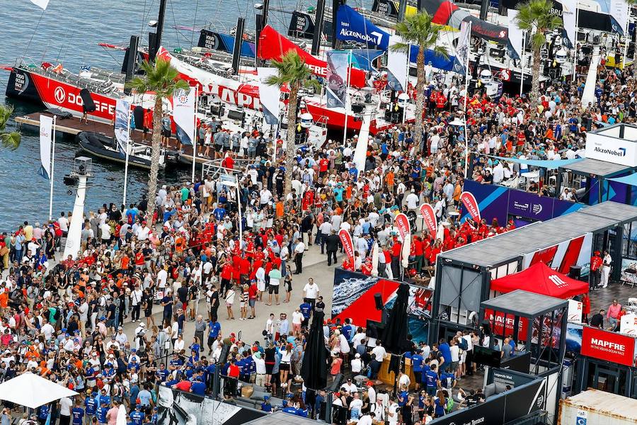 80.000 personas presencian los intantes previos al inicio de la vuelta a mundo de vela